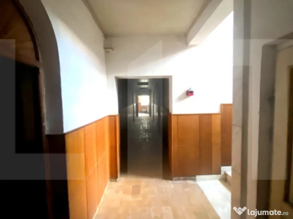 Clădire mixtă cu teren și hală – vad comercial DN11, O