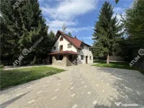 Cabana cu 7 camere 7 bai si teren 1000 mp in Avrig zona Mlac