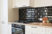 Vrei să cumperi ceva gata amenajat după gustul altcuiva?