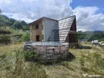 Cabana la rosu 150 mp cu teren de 3500 mp in Ampoita