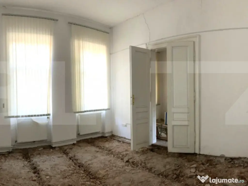 Apartament ultracentral, cu 3 camere, Curte Comuna