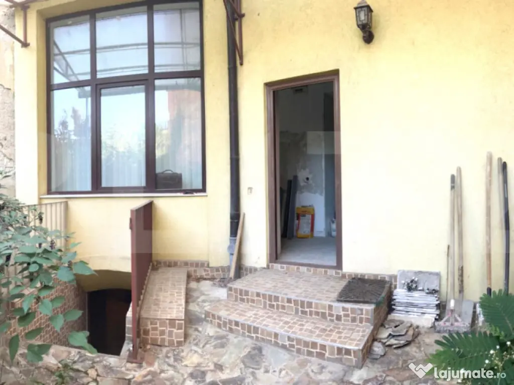 Apartament ultracentral, cu 3 camere, Curte Comuna