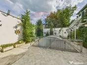 Casă / Vilă cu 10 camere de vânzare în zona Central 