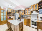 Casă / Vilă cu 10 camere de vânzare în zona Central 