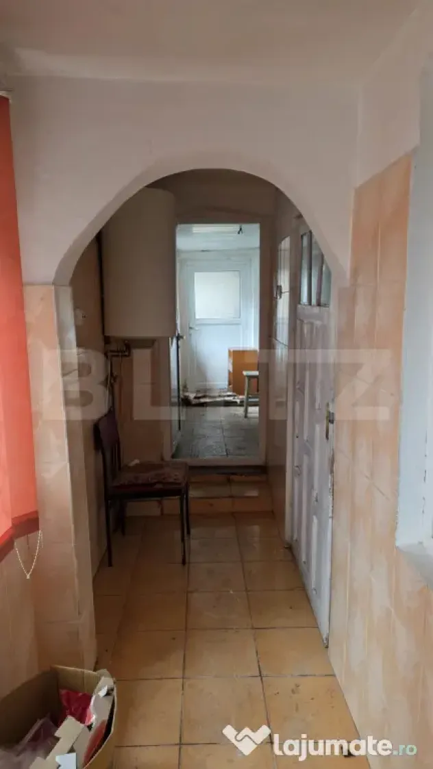 Casă cu acoperisul ars cu teren intravilan, 764 mp, zona R?
