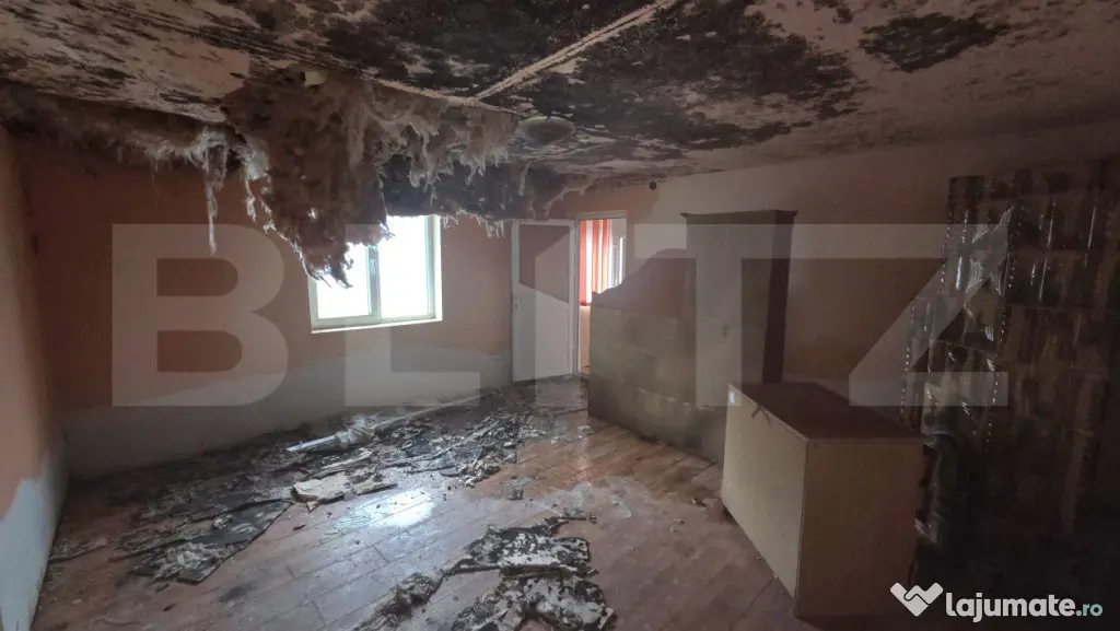 Casă cu acoperisul ars cu teren intravilan, 764 mp, zona R?