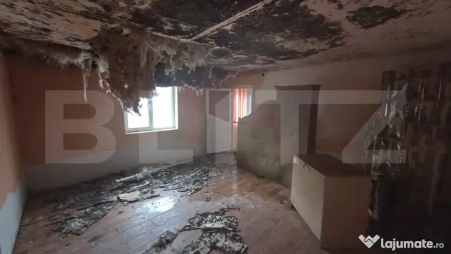 Casă cu acoperisul ars cu teren intravilan, 764 mp, zona R?
