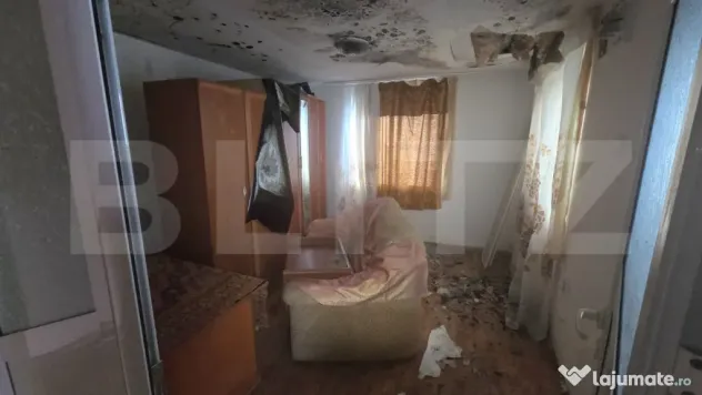 Casă cu acoperisul ars cu teren intravilan, 764 mp, zona R?