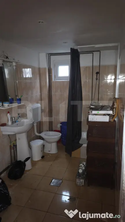 Casă cu acoperisul ars cu teren intravilan, 764 mp, zona R?