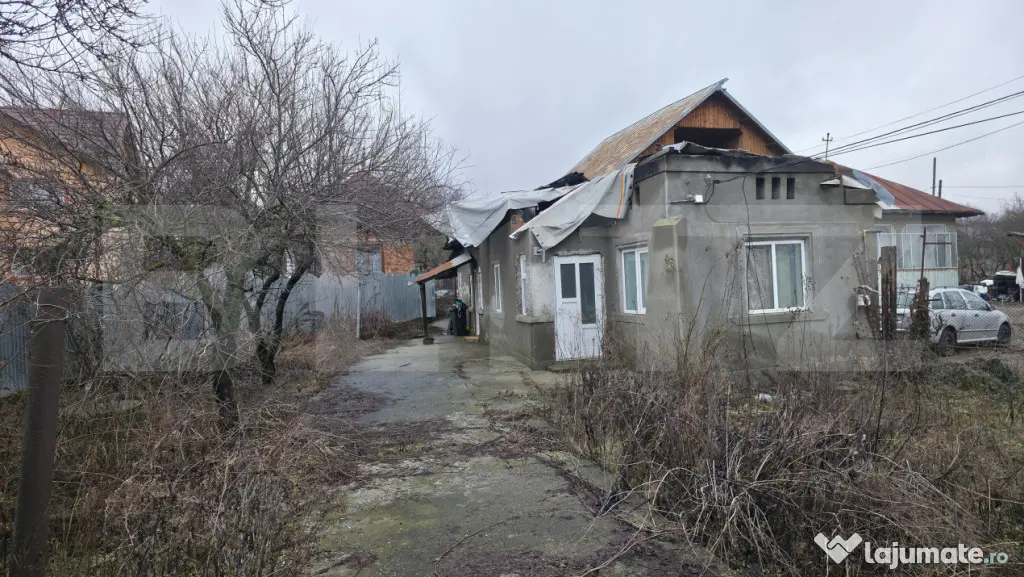 Casă cu acoperisul ars cu teren intravilan, 764 mp, zona R?