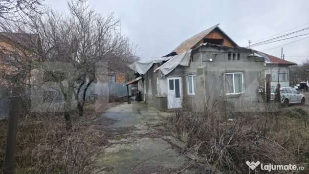 Casă cu acoperisul ars cu teren intravilan, 764 mp, zona R?