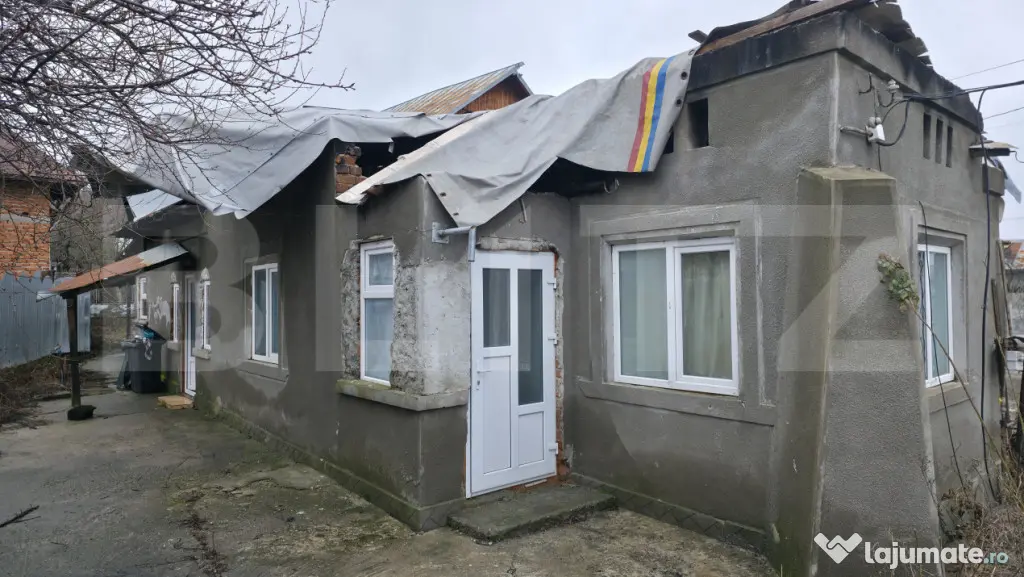 Casă cu acoperisul ars cu teren intravilan, 764 mp, zona R?