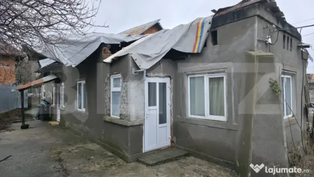 Casă cu acoperisul ars cu teren intravilan, 764 mp, zona R?