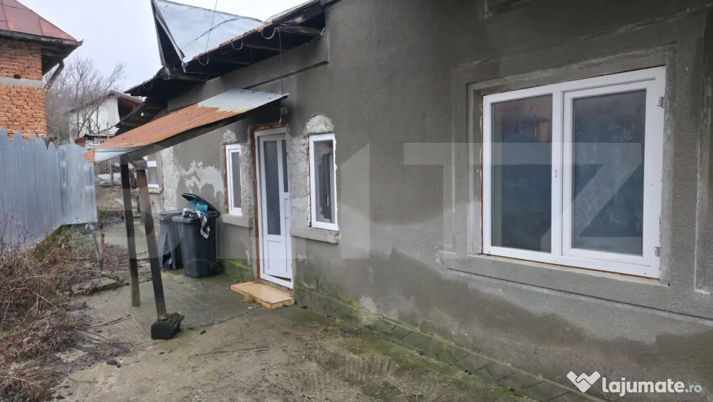 Casă cu acoperisul ars cu teren intravilan, 764 mp, zona R?
