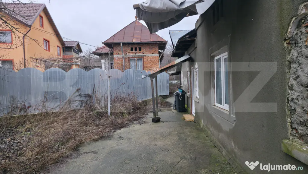 Casă cu acoperisul ars cu teren intravilan, 764 mp, zona R?