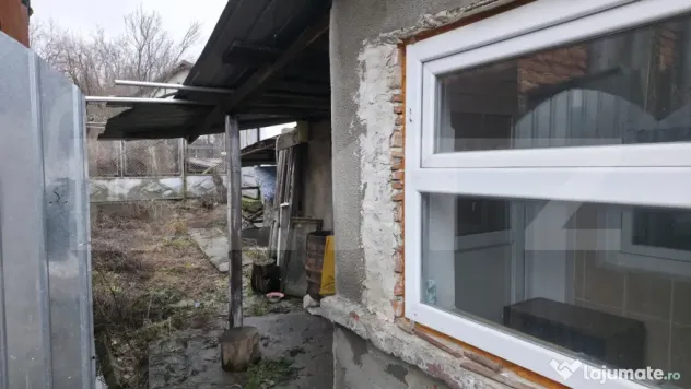 Casă cu acoperisul ars cu teren intravilan, 764 mp, zona R?
