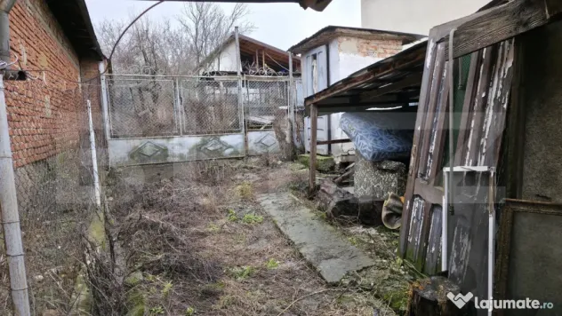 Casă cu acoperisul ars cu teren intravilan, 764 mp, zona R?