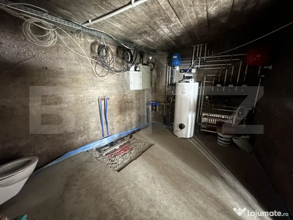 Casa 9 camere, 330 mp, 400 mp teren, zona Semicentrală