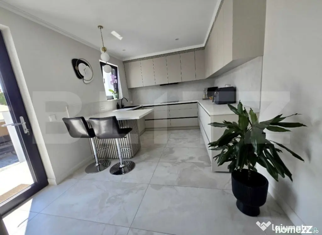 Casa 9 camere, 330 mp, 400 mp teren, zona Semicentrală