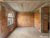 Casă la roșu cu teren generos, 500 mp, situată pe stra... 