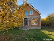 Casă la roșu cu teren generos, 500 mp, situată pe stra... 