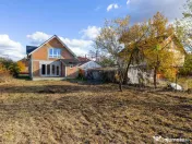 Casă la roșu cu teren generos, 500 mp, situată pe stra... 