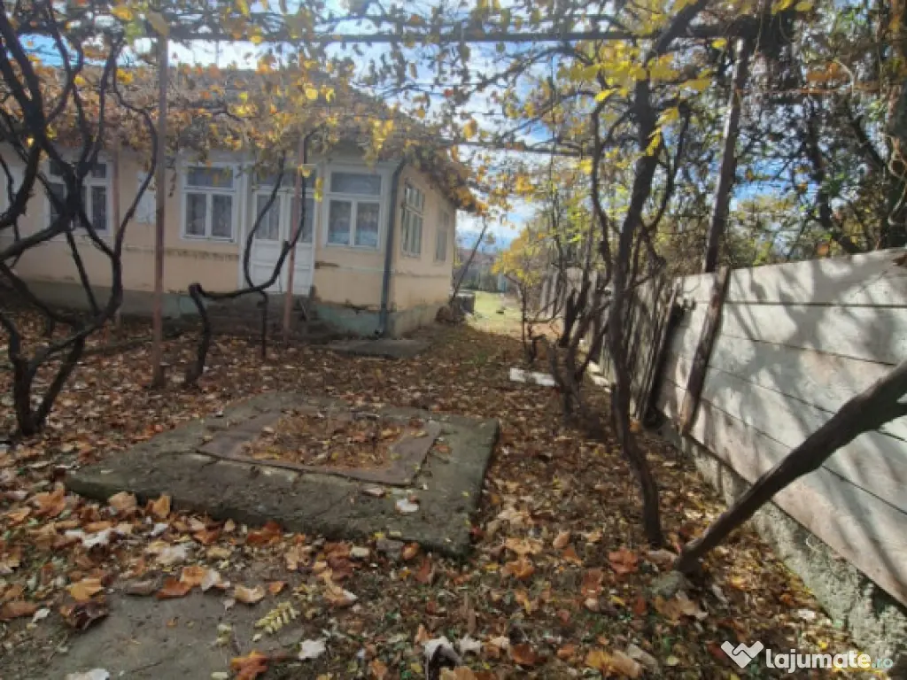 Casă bătrânească de vânzare – Comănești, cartier St