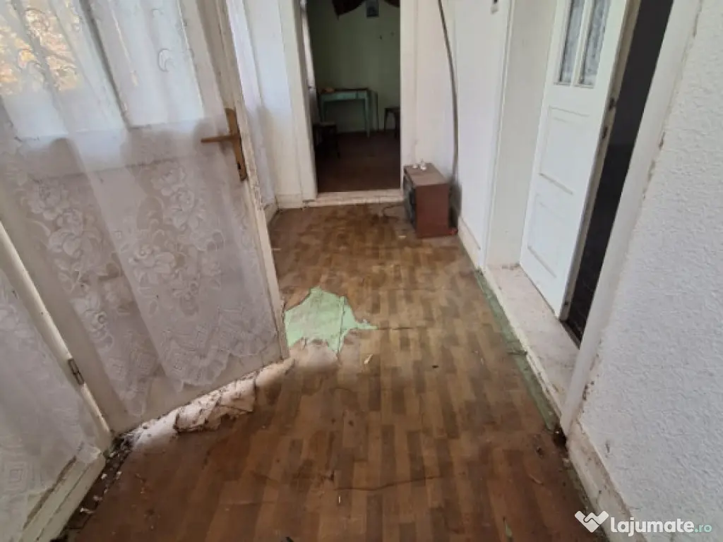 Casă bătrânească de vânzare – Comănești, cartier St