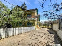 Casă / Vilă spațioasă cu curte generoasă în Urlați