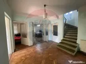 Casă / Vilă spațioasă cu curte generoasă în Urlați 