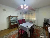 Casă / Vilă spațioasă cu curte generoasă în Urlați 