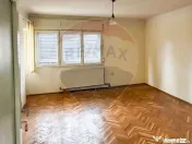 Casă / Vilă spațioasă cu curte generoasă în Urlați 