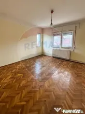 Casă / Vilă spațioasă cu curte generoasă în Urlați 