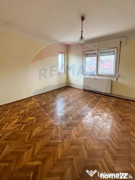 Casă / Vilă spațioasă cu curte generoasă în Urlați