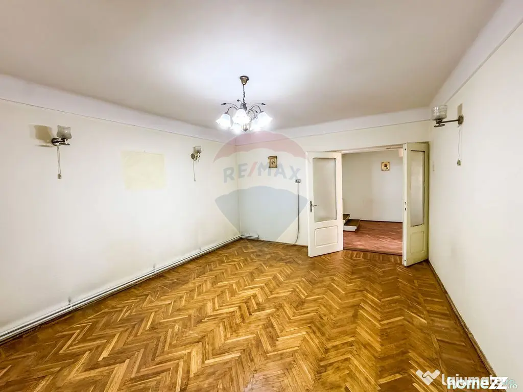 Casă / Vilă spațioasă cu curte generoasă în Urlați