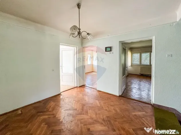 Casă / Vilă spațioasă cu curte generoasă în Urlați