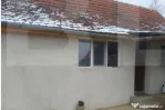 Casă de vânzare într-o zonă liniștită, sus pe deal, cu