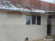 Casă de vânzare într-o zonă liniștită, sus pe deal, cu