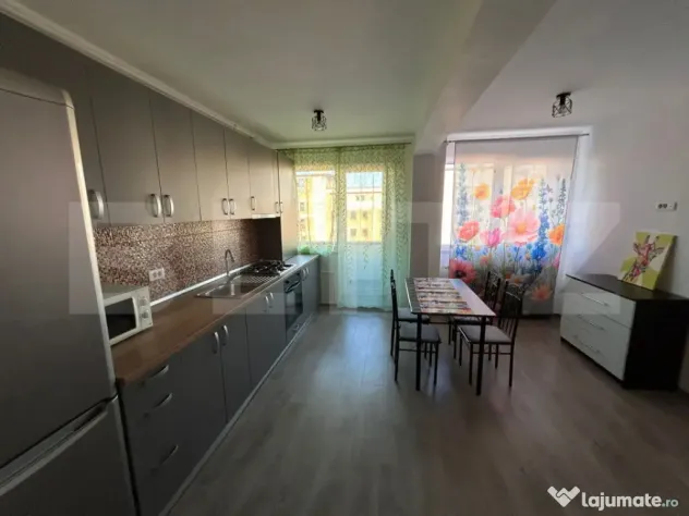 Apartament cu 3 camere, 55 mp, 2 bai, cu balcon si parcare,