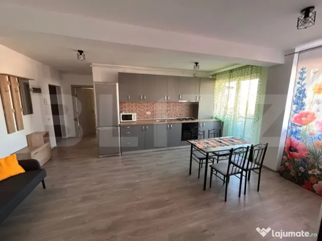 Apartament cu 3 camere, 55 mp, 2 bai, cu balcon si parcare,