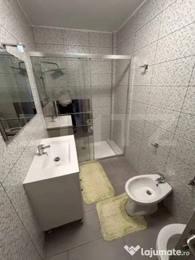 Apartament cu 3 camere, 55 mp, 2 bai, cu balcon si parcare,