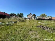 Teren ingradit si casa la rosu