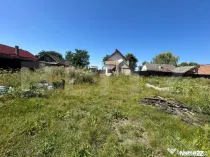 Teren ingradit si casa la rosu