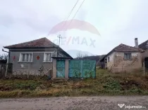 Casă cu 2 camere si teren de vanzare