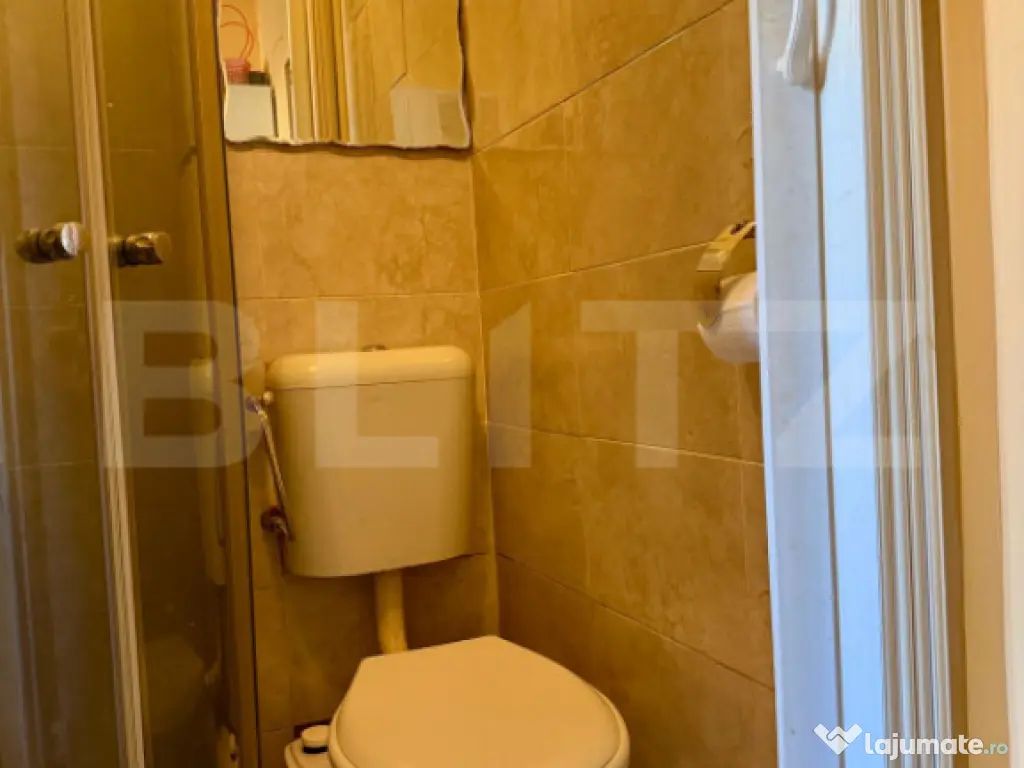 Camera de camin cu baie proprie + loc de parcare