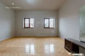 Apartament cu 2 camere la curte comuna, zona Centrala, Arad