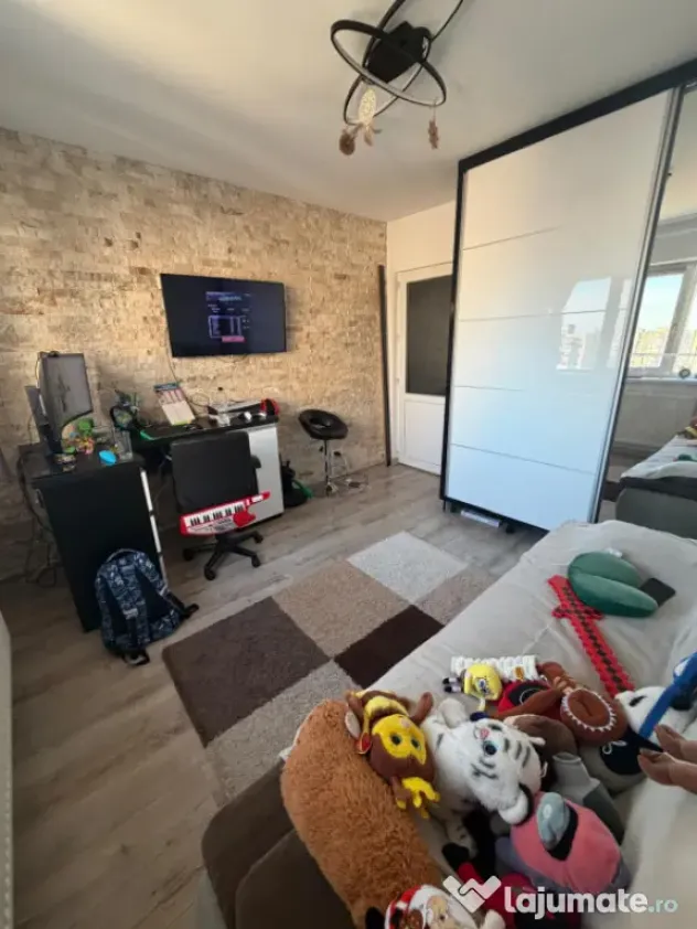 Apartament de vanzare, cu 2 camere, 57 mp, zona Craiovita
