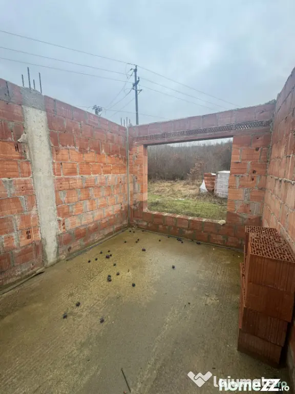 Casă la roșu în Tăuții Măgherăuș, teren 800 mp, acce