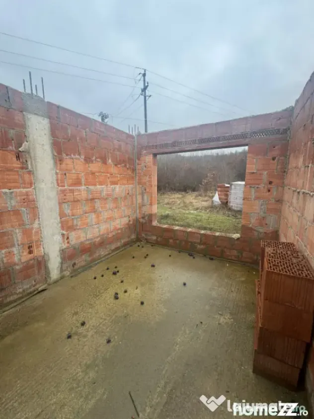 Casă la roșu în Tăuții Măgherăuș, teren 800 mp, acce