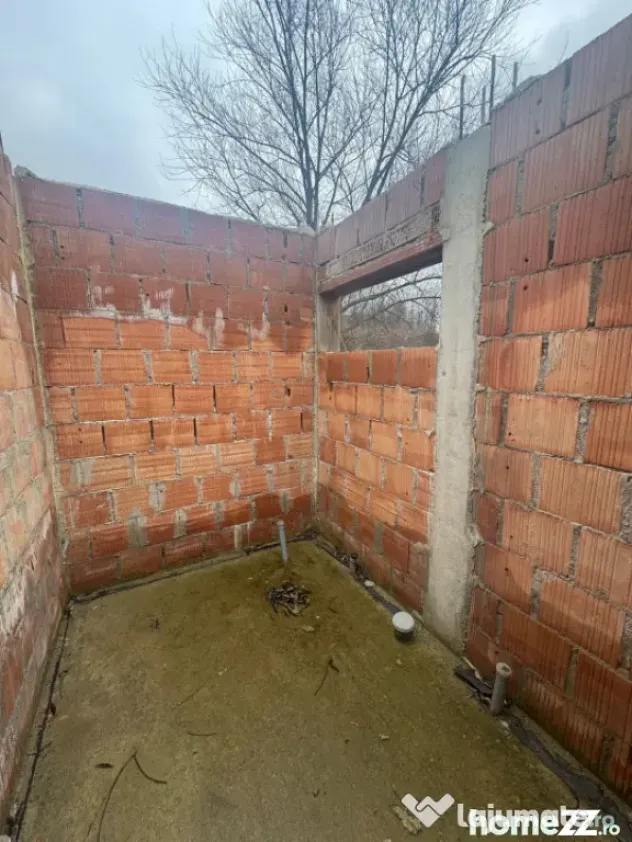 Casă la roșu în Tăuții Măgherăuș, teren 800 mp, acce